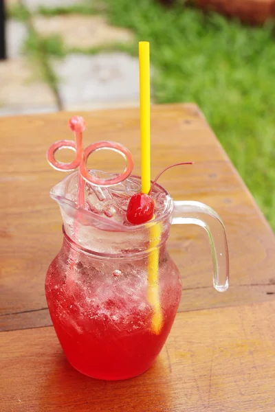 Red beverage mix soda on ice — Stock Photo, Image