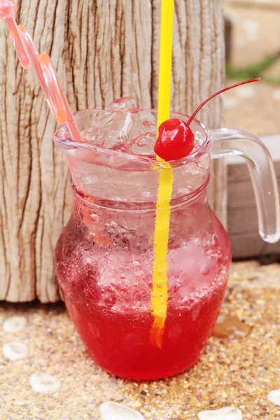 Mezcla de bebidas rojas soda sobre hielo — Foto de Stock