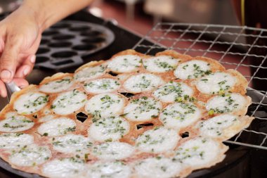 Hindistan cevizi sütü karıştırın şeker ve un - tatlı Tayland