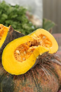 Markette taze sarı kabak
