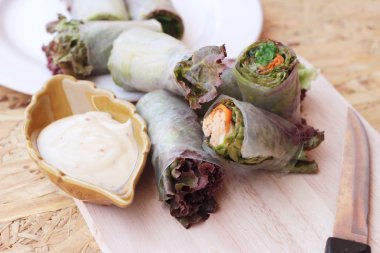 Sebze salatası leziz böreği sarılmış