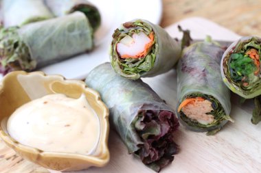 Sebze salatası leziz böreği sarılmış