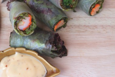 Sebze salatası leziz böreği sarılmış