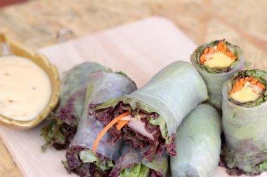 Sebze salatası leziz böreği sarılmış