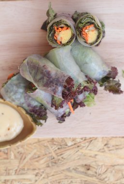 Sebze salatası leziz böreği sarılmış