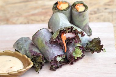 Sebze salatası leziz böreği sarılmış