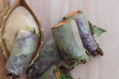 Sebze salatası leziz böreği sarılmış