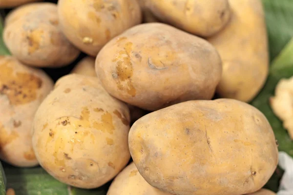 Pommes de terre fraîches au marché — Photo