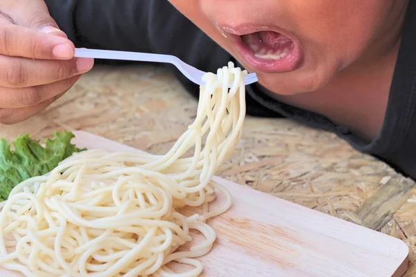 The boy eating pasta spaghetti — Stock Photo, Image