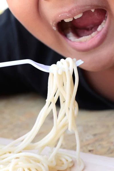 Chlapec, jíst těstoviny špagety — Stock fotografie