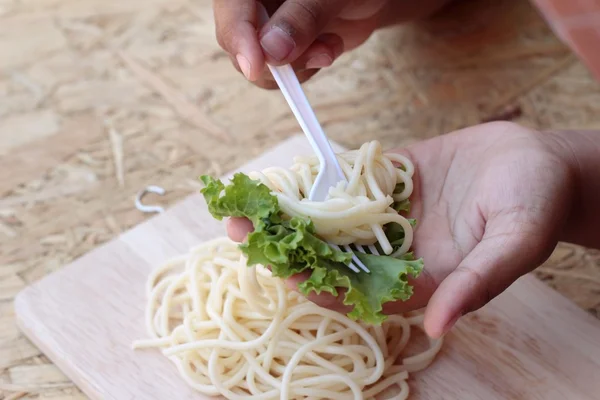 Spaghetti di pasta in mano — Foto Stock
