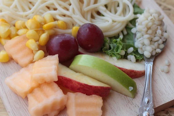 Nudeln Spaghetti mit Salatmischung Früchte. — Stockfoto