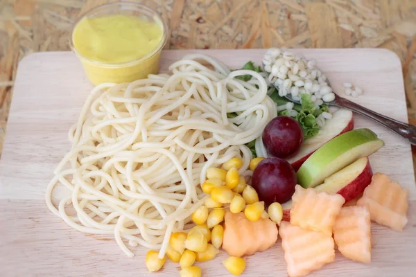 Esparguete de massa com frutas de mistura de salada . — Fotografia de Stock