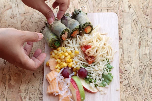 Espaguete de macarrão com salada misturar frutas e legumes — Fotografia de Stock