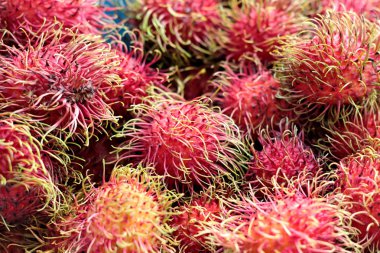 tatlı meyve rambutan piyasada