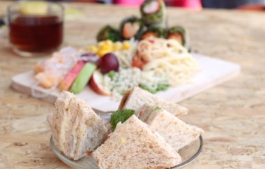 Club sandviç ve salata ile makarna makarna meyve karışımı