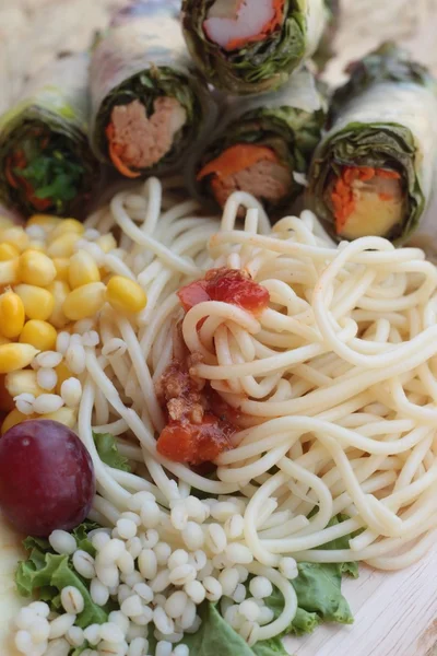 Espaguete de macarrão com salada misturar frutas e legumes — Fotografia de Stock