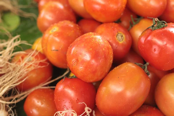 Färska tomater på marknaden — Stockfoto