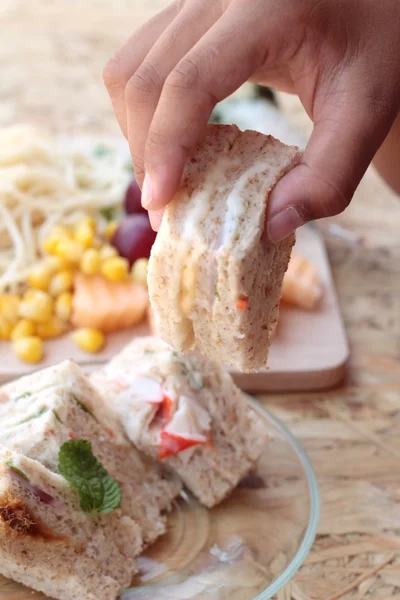 Club sandviç ve salata ile makarna makarna meyve karışımı — Stok fotoğraf