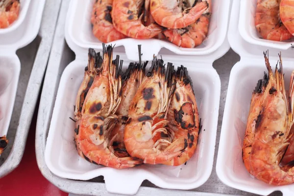 Gegrillte Garnelen auf dem Markt. — Stockfoto