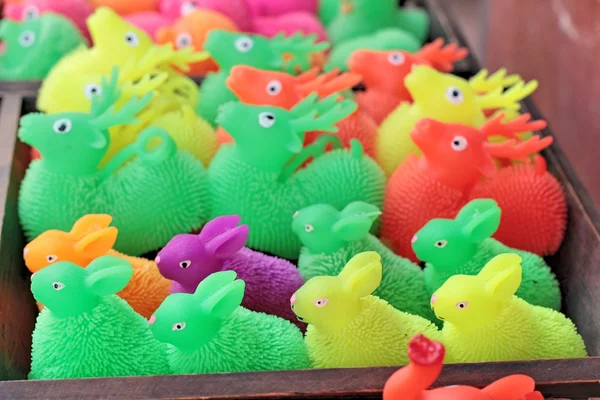 色彩鲜艳的塑料玩具出售 — 图库照片