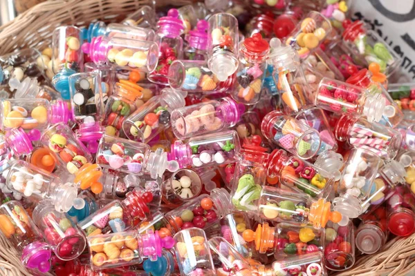 Kolorowe plastikowe zabawki na sprzedaż — Zdjęcie stockowe