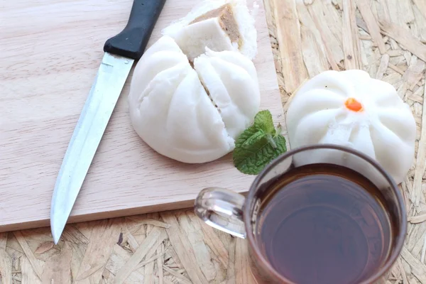 Petits pains de porc cuits à la vapeur, dim sum chinois et thé chaud — Photo