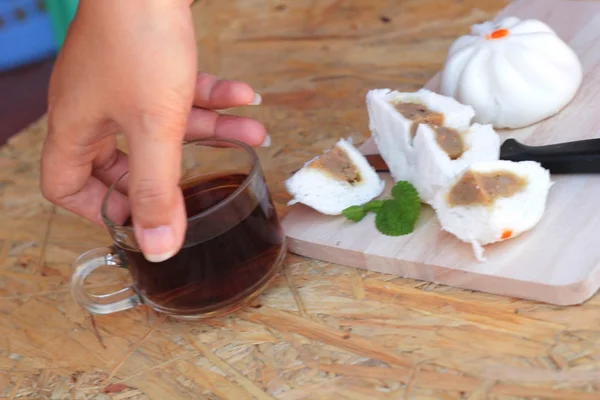 Steamed pork buns, chinese dim sum and hot tea — Stock Photo, Image