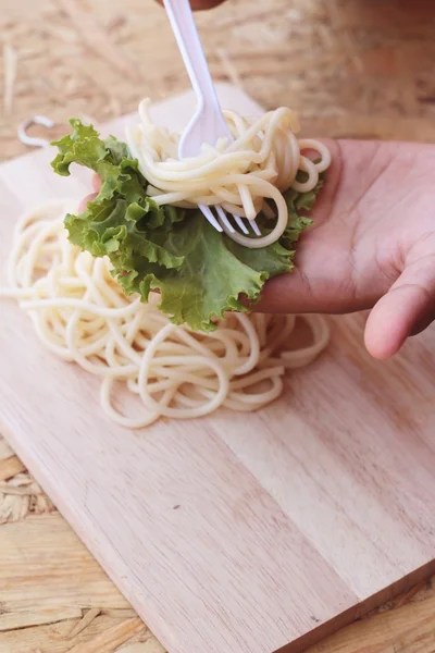 Pasta spaghetti in de hand — Stockfoto