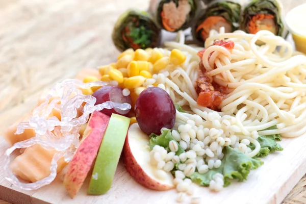 Espaguete de macarrão com salada misturar frutas e legumes — Fotografia de Stock