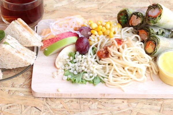 Espaguete de macarrão com salada misturar frutas e legumes — Fotografia de Stock