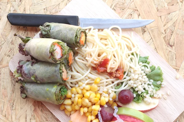 Spaghettis aux pâtes avec mélange à salade fruits et légumes — Photo