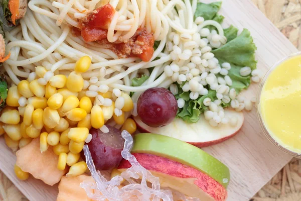 Esparguete de massa com frutas de mistura de salada . — Fotografia de Stock