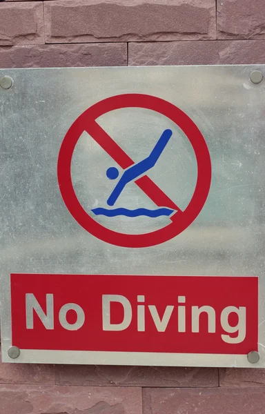 Sinal de proibição saltar para a piscina no chão — Fotografia de Stock