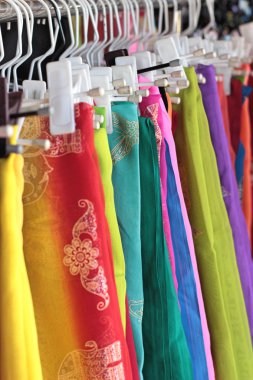 Bir raf üzerinde renkli kumaş.