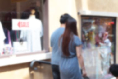 Parktaki insanlar bulanık.