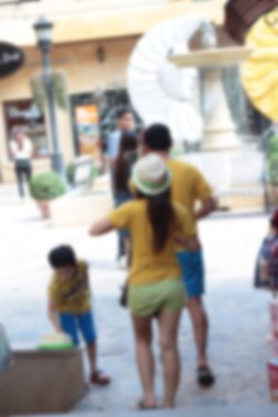 Parktaki insanlar bulanık.