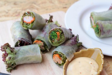 Sebze salatası leziz böreği sarılmış