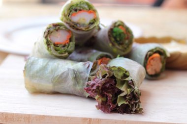 Sebze salatası leziz böreği sarılmış