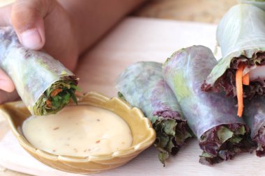 Sebze salatası leziz böreği sarılmış