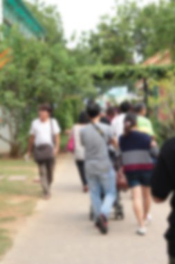 Parktaki insanlar bulanık.