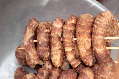 piyasada haşlanmış taro