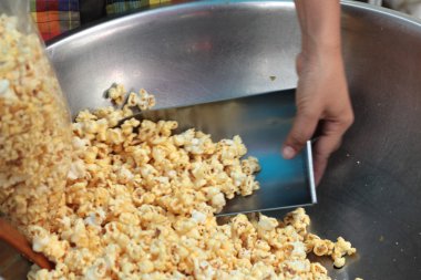 patlamış mısır piyasasında bir karamel kaplamalı