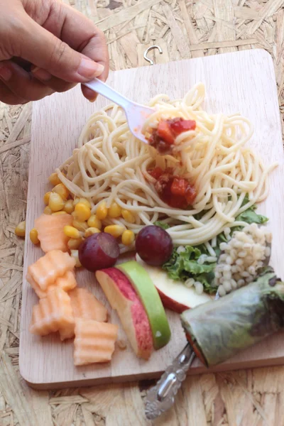 Těstoviny špagety s salát mix ovoce a zeleniny — Stock fotografie