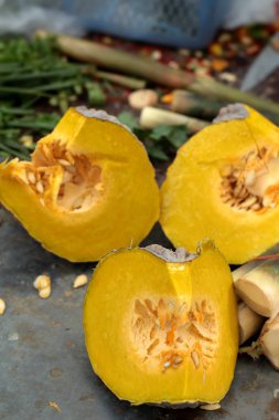 Markette taze sarı kabak