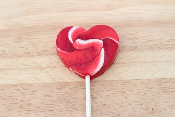 木材の背景にバレンタイン ハートのキャンディ — ストック写真