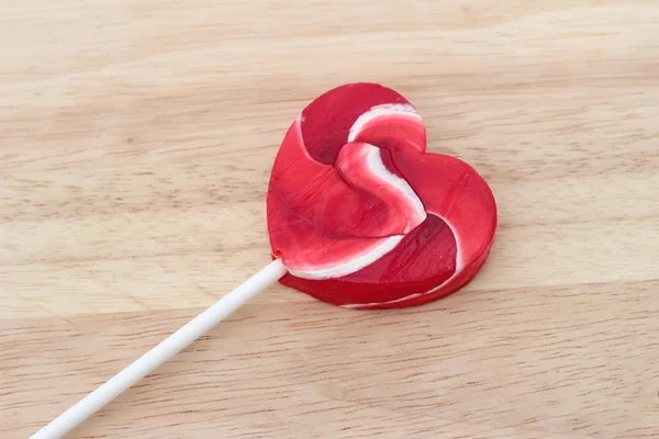 Candy valentines hjärtan på trä bakgrund — Stockfoto