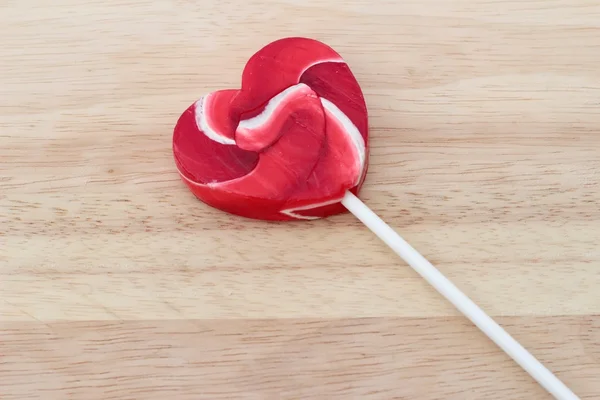 Candy valentines hjärtan på trä bakgrund — Stockfoto