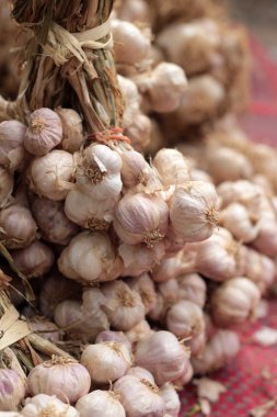 sarımsak yemek pişirmek için piyasada