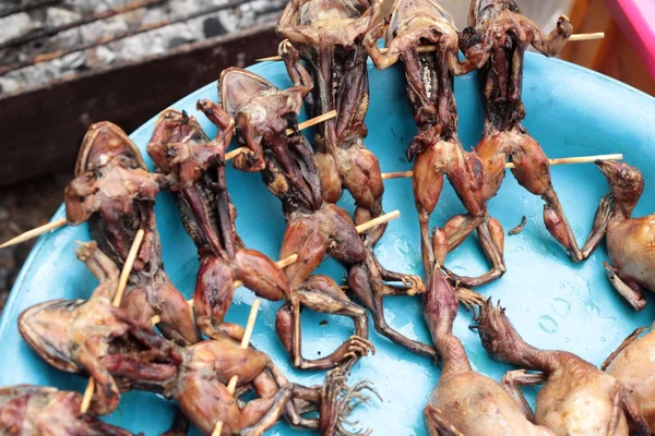 Viande de grenouille grillée sur le marché — Photo
